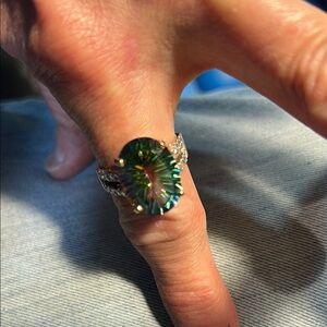 Elegant Green and Silver Women's Ring